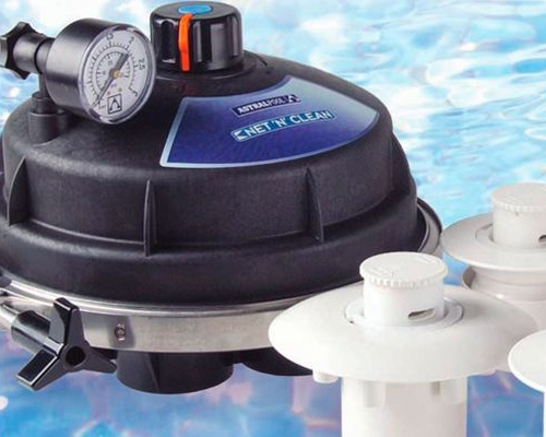 Comment fonctionne un nettoyeur de piscine intégré ?